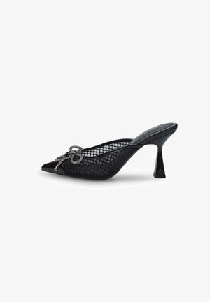 Chaussure à talon haut noire à dos nu avec un bout pointu, motif en maille et un accent de nœud décoratif. Fini brillant sur le talon.