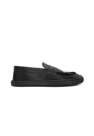 Mocassin noir en cuir à enfiler avec une semelle basse en caoutchouc et une bride sur le dessus.