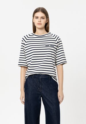 Gestreiftes T-Shirt in Creme mit marineblauen horizontalen Streifen. Mit rundem Ausschnitt und kurzen Ärmeln. Kleines Taschen-Detail auf der Brust.