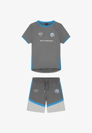 Grijs sportset met een T-shirt met korte mouwen en shorts. Contrast blauwe accenten op de randen, logo-opdrukken en een trekkoord in de taille.