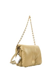 Sac à main en cuir beige matelassé avec une courte bandoulière en chaîne dorée et un petit logo doré sur le devant, présenté sur fond blanc.