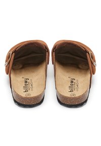 Sandales à enfiler en daim marron avec une semelle en liège, présentant une boucle métallique et une semelle intérieure texturée, conçues pour le confort et la facilité de port.