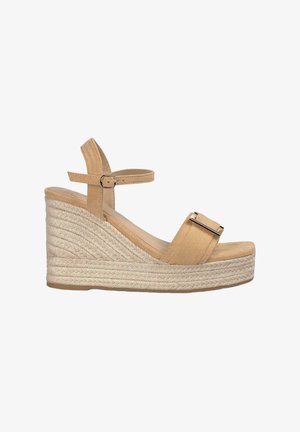 Sandale compensée beige avec une tige en suede texturé, une sangle de cheville ajustable et une plateforme et un talon enroulés de jute. Accent de boucle en métal argenté.