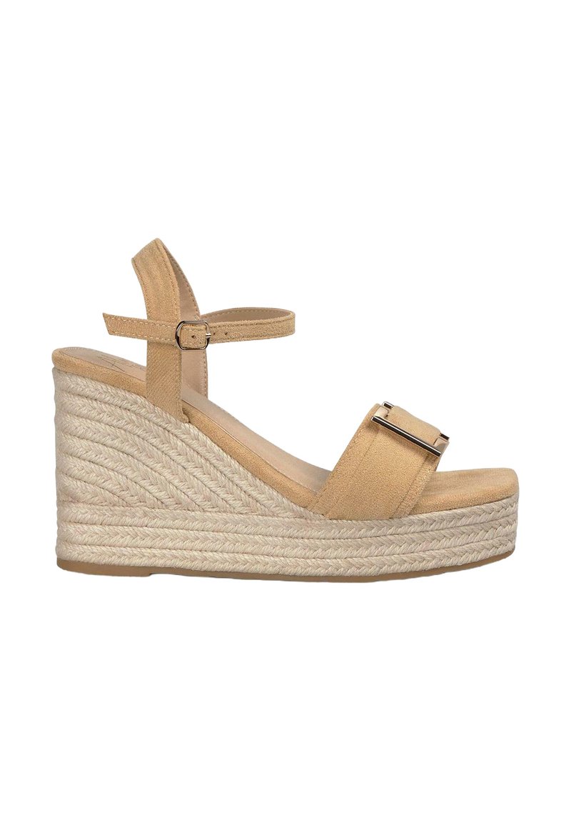 Sandalo con zeppa beige caratterizzato da una parte superiore in suede testurizzato, cinturino alla caviglia regolabile e una piattaforma e un tacco avvolti in juta. Dettaglio con fibbia color argento.