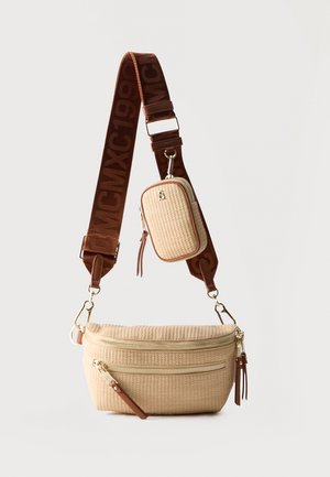 Sac bandoulière tissé beige avec poches avant zippées, petite pochette attachée, et large sangle marron ajustable avec texte en relief.