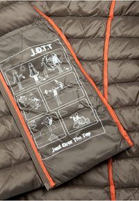 Bruine gewatteerde jas met oranje bies en een geïllustreerde handleiding op de voering met vijf kaders die verschillende buitensportactiviteiten tonen.