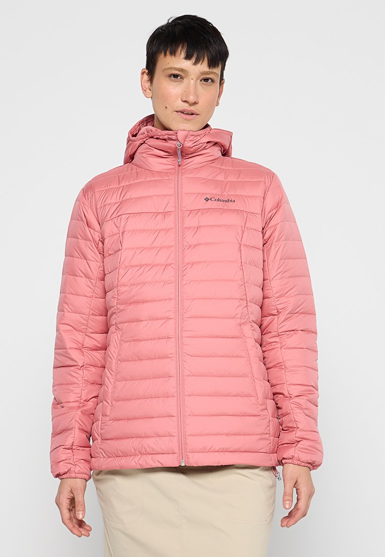 Giacca imbottita rosa con cappuccio, dotata di zip frontale completa, polsini a costine e un sottile logo sul petto. Design leggero e trapuntato.