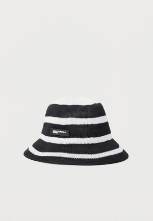 Sort og hvidstribet strikket bøllehat med et lille "Karl Lagerfeld Jeans" mærke på siden.