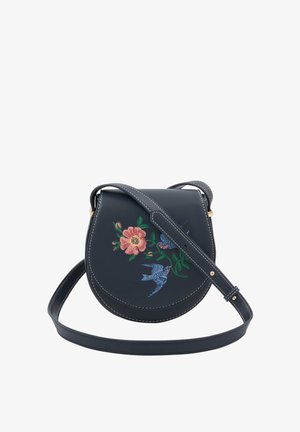 Tumesinine nahast ristiõlakott lille- ja linnukaunistustega, ümmargune kuju, reguleeritav rihm ja valge õmbluse detail.