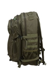 Mochila táctica verde oliva con cremalleras dobles, múltiples compartimentos de almacenamiento, bolsillo lateral de malla y correas ajustables para un manejo seguro.