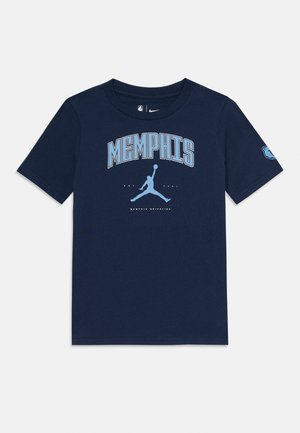 Μπλε βαμβακερό μπλουζάκι με το "MEMPHIS" σε ανοιχτό μπλε γράμματα, με το λογότυπο Jumpman στο κέντρο και το λογότυπο της αρκούδας στο μανίκι.