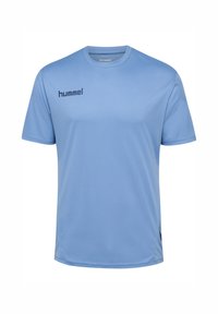 Ljusblå kortärmad träningströja i ett slätt tyg. Har en rundad halsringning och en svart "hummel"-logotyp på vänster bröst.