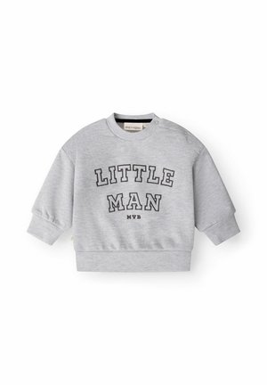 Sweat-shirt gris à manches longues pour tout-petit avec le texte « LITTLE MAN MVB » sur le devant et des boutons-pression à l'épaule gauche.