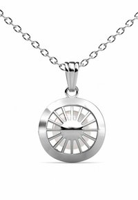 Collana con pendente in argento caratterizzato da un design circolare con raggi intagliati e un centro lucidato, sospesa su una catena in argento.