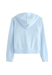 Jasnoniebieska skrócona bluza z kapturem z troczkami, długimi rękawami i ściągaczami na mankietach. Wykonana z miękkiego materiału, o gładkiej fakturze.