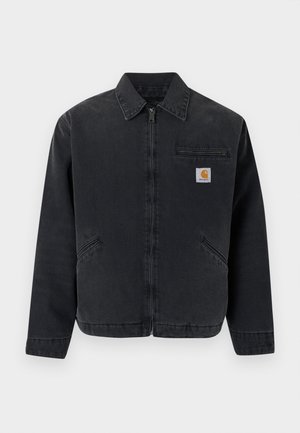 Giacca in denim scuro con cerniera frontale, collo a punta, due tasche laterali e una tasca sul petto con una toppa logo. Texture liscia.