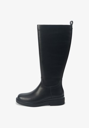 Bottes noires montantes en cuir lisse. Elles présentent un bout rond, une semelle en caoutchouc épaisse et une petite boucle à l'arrière pour faciliter l'enfilage.