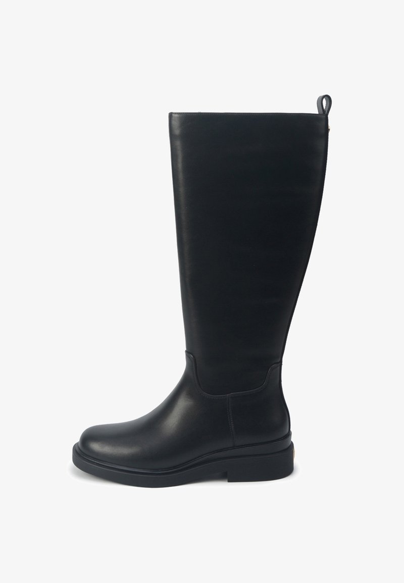 Schwarze kniehohe Stiefel aus glattem Leder. Verfügen über eine runde Zehenpartie, eine dicke Gummisohle und eine kleine Schlaufe an der Rückseite für einfaches An- und Ausziehen.