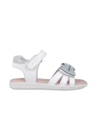Sandalia de cuero blanca con múltiples correas, cierre de Velcro ajustable, acento de lazo plateado y plantilla texturizada rosa. Suela plana de goma.
