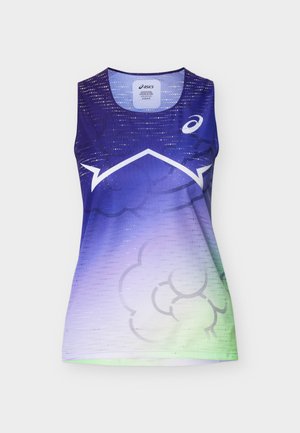 Top deportivo sin mangas de Asics con degradado de azul a verde, diseño geométrico de flechas blancas en el pecho y un sutil patrón de nubes en la parte baja frontal.