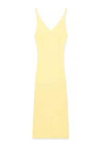 Robe en tricot jaune avec un décolleté en V et des bretelles fines. Dispose de détails sur les coutures latérales et d'une silhouette ajustée. Le tissu a une texture lisse.