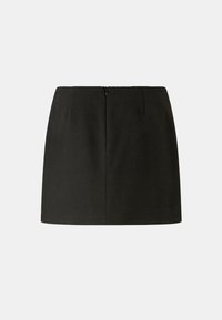 Minigonna nera in tessuto dalla texture liscia. Presenta una zip posteriore e un design pulito e dritto senza ornamenti.