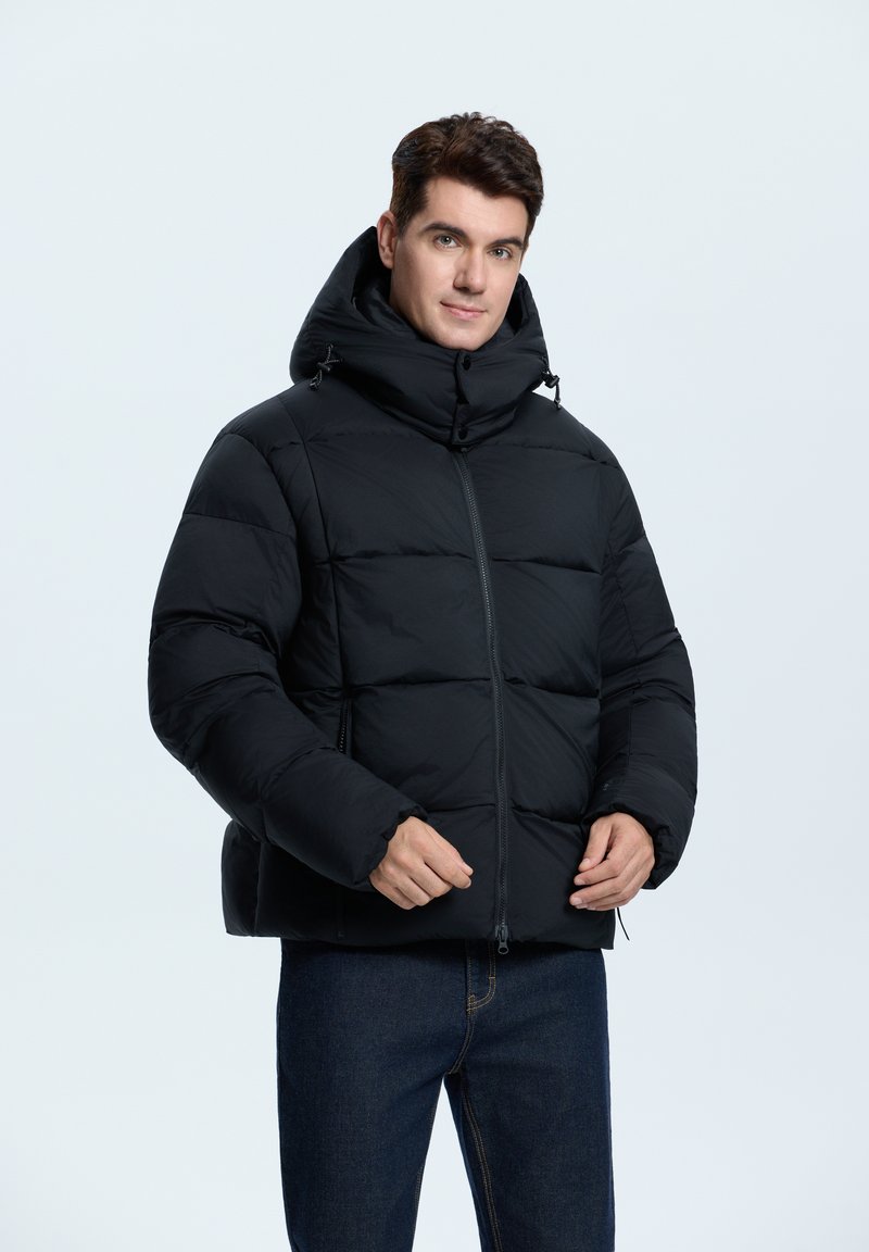 Schwarze Steppjacke mit hohem Kragen, ausgestattet mit einem durchgehenden Reißverschluss, Seitentaschen und einem gesteppten Design. Die Textur wirkt glatt und isoliert.