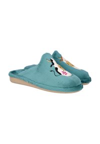 Zapatillas de casa de terciopelo turquesa con una textura suave, que presentan caras de animales bordadas y patrones florales en la parte superior. Suela baja de color marrón.