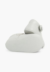 Zapatos de bebé de cuero suave y gris con puntera redondeada, tira de velcro y suela texturada. Diseño minimalista y acabado suave.