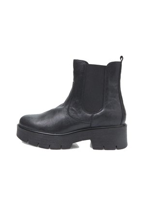 Stivali Chelsea in pelle nera con pannelli laterali in elastico e una suola piatta spessa e texturizzata per una maggiore stabilità. Include un linguetta sul retro.