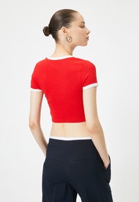 Koton - T-shirt z nadrukiem