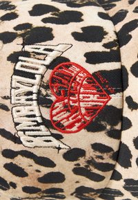 Bimba Y Lola Šiltovka - leopard natural