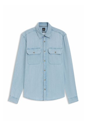 Hellblaues Denim-Hemd mit langen Ärmeln, Knopfleiste, zwei Brusttaschen mit Knöpfen und spitzem Kragen, flach auf einem weißen Hintergrund liegend.