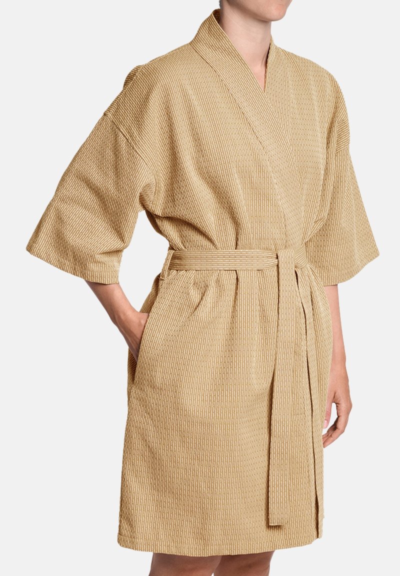 Béžový pruhovaný župan vyrobený z texturovanej látky s krátkymi rukávmi, s opaskom v páse a bočnými vreckami, s voľným strihom a dĺžkou po kolená.