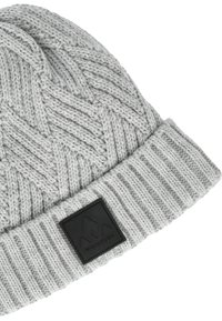 Berretto lavorato a maglia grigio con un motivo a zigzag testurizzato, dotato di un risvolto rigato solido e di una patch rettangolare nera con un logo.