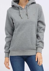 Sudadera gris con capucha ajustable, bolsillos delanteros, puños y dobladillo acanalados. Hecha de una tela suave y texturada, con un pequeño logo en el pecho.