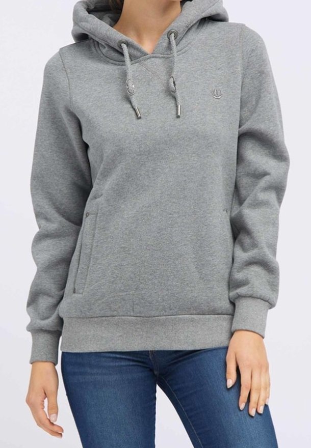 Sudadera gris con capucha ajustable, bolsillos delanteros, puños y dobladillo acanalados. Hecha de una tela suave y texturada, con un pequeño logo en el pecho.