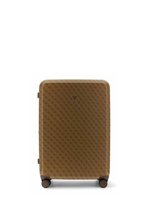 Valise rigide marron avec motif répétitif du logo sur toute la surface, quatre roues et un petit emblème triangulaire au centre avant.