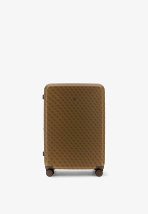 Valise rigide marron avec motif répétitif du logo sur toute la surface, quatre roues et un petit emblème triangulaire au centre avant.