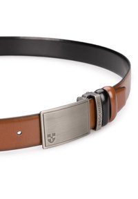 Brązowy skórzany pasek z elegancką prostokątną srebrną klamrą i czarnymi akcentami. Posiada teksturowaną powierzchnię oraz wiele otworów do regulacji.