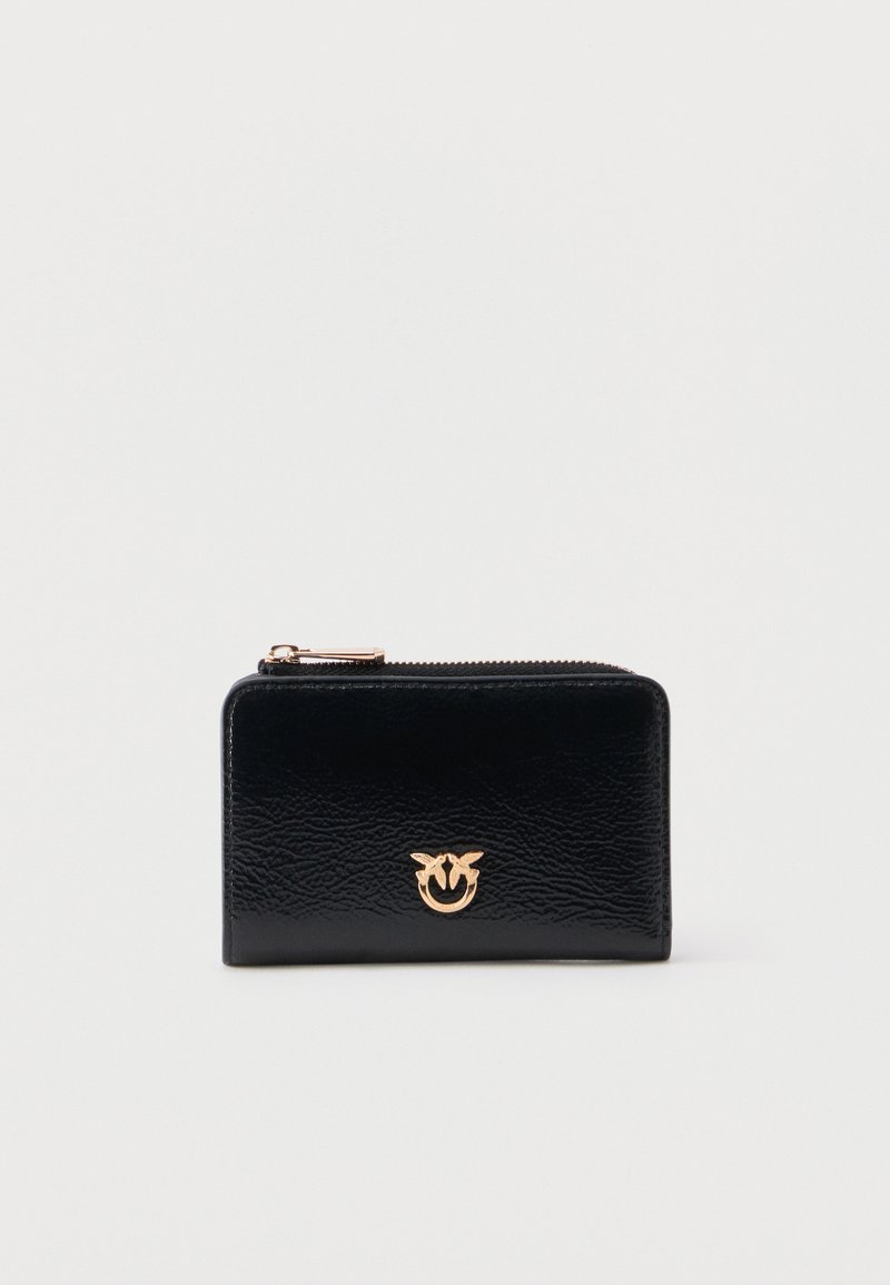 Μαύρο πορτοφόλι με φερμουάρ από δέρμα με υφή και χρυσό λογότυπο πουλιού στο κέντρο του μπροστινού μέρους.