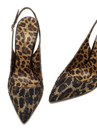 Slingback-Absatzschuhe mit Leopardenmuster und spitzem Zeh, verziert mit schwarzen und goldenen Strasssteinen, mit einem glänzenden schwarzen Besatz und Innenraum.
