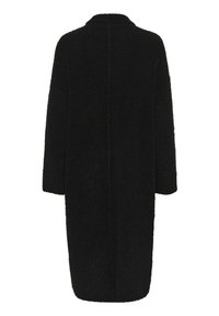 Svart oversized kappa i mjukt, texturerat fleece-material, med rak skärning, långa ärmar och en detalj med söm på baksidan.