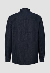 Camicia di jeans scuri con maniche lunghe, polsini abbottonati e colletto classico. Texture liscia e vestibilità dritta e rilassata. Vista posteriore.