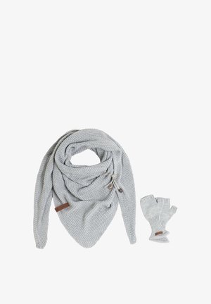 Grijze gebreide sjaal met een gestructureerd patroon en trekkoord, gecombineerd met bijpassende vingerloze handschoenen met geribde manchetten en een labelaccent.