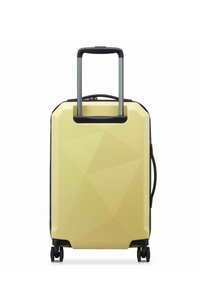 Valigia rigida gialla con una trama geometrica, manico retrattile e dettagli neri. Dotata di due ruote per la mobilità.