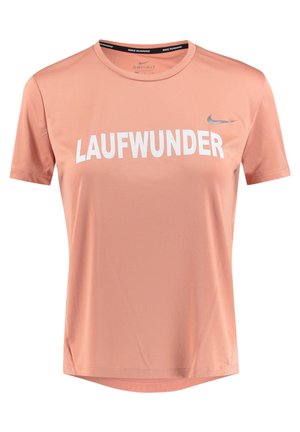 T-shirt de course Nike Dri-FIT rose saumon avec le texte "LAUFWUNDER" et un logo Nike swoosh argenté sur la poitrine.