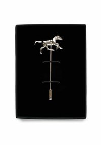 Silverhäst brosch på en metallnål, med detaljerad design och slät yta. Presenterad i en svart box med mjukt inre foder.