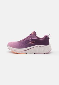Chaussures de sport violettes et lilas avec tige en mesh, col rembourré, conception à lacets, et semelle blanche avec des accents roses et des détails texturés.