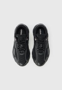 Μαύρα αθλητικά παπούτσια με επάνω μέρος από δίχτυ, στρογγυλή μύτη, επενδεδυμένο κολάρο και κορδόνια. Μινιμαλιστικός σχεδιασμός με διακριτικό λογότυπο στις εσωτερικές σόλες.